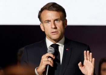 Наибольшая угроза: Макрон предупредил о “тайной армии” России