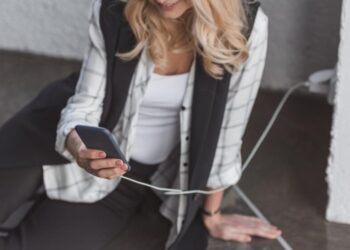 Пользоваться телефоном во время зарядки: вот что советуют эксперты, чтобы не менять аккумулятор через год