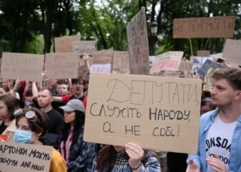 Можно ли критиковать власть во время войны: опрос КМИС