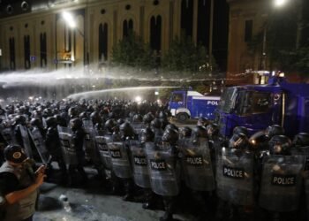 Протесты в Грузии переросли в стычки со спецназом, людей разогнали водометами
