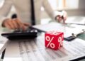 Нацбанк сохранил учетную ставку на уровне 15,5% в пятый раз подряд и ухудшил прогноз роста ВВП Украины.