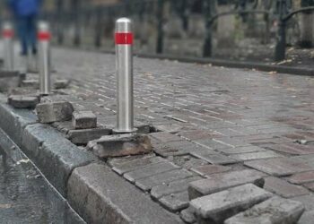 «Стовпчики за мільйон»: у Києві посадовця КП підозрюють у службовій недбалості