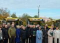 Нові шкільні автобуси вирушили до громад Київщини — транспорт враховує потреби всіх дітей