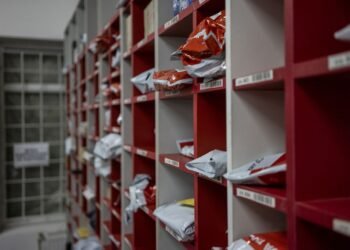 Россияне ударили по “Новой почте” на Донбассе: отделение уничтожено, посылки сгорели