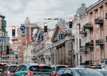 Кілометри доріг у заторах: у Києві на два дні перекриють декілька вулиць, — деталі