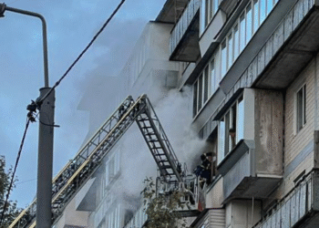 Евакуація в багатоповерхівці Києва: мешканців вивели на вулицю, є постраждалий