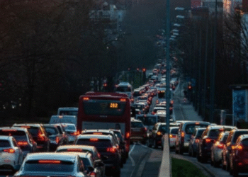 Моторошне зіткнення під мостом: у Києві ускладнено дорожній рух, — ФОТО