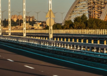 Звуки сирен — зупинка авто: один із мостів Києва тимчасово перекриватимуть