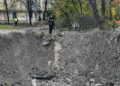 Розбиті вікна й земляні вирви після вибухів: поліція Києва показала нові наслідки атаки, — ФОТО