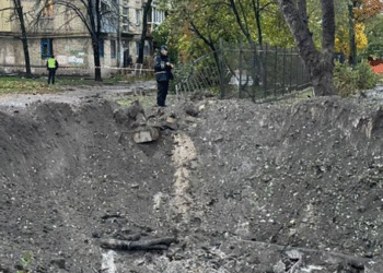 Розбиті вікна й земляні вирви після вибухів: поліція Києва показала нові наслідки атаки, — ФОТО