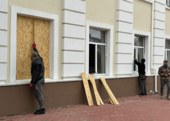 Дві тисячі вибитих вікон: як жителі Києва відновлюють пошкодження, — ФОТО