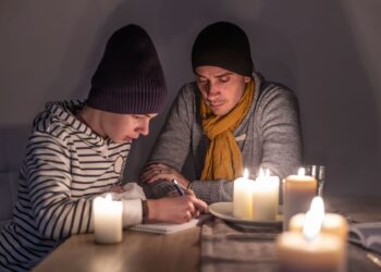 По Украине свет будут выключать по графикам, а не аварийно: где и когда именно