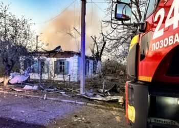 Россияне ударили по Лозовой на Харьковщине: горит дом, пострадали люди