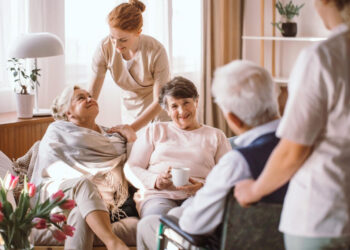 Сімейний консиліум: як обговорити переїзд до будинку для літніх і перейти від провини до спільного спокою