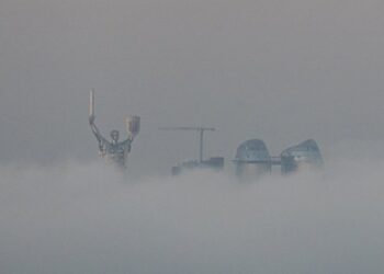 Туман ущільнюється: Київ переходить у режим підвищеної обережності