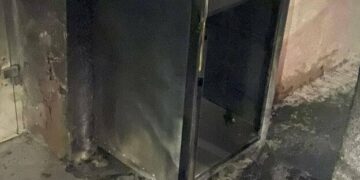 Київська пошта під загрозою: шахраї змусили молодика підпалити будівлю