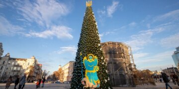 Із заходами безпеки, невеличкою ковзанкою та обмеженнями по "світлу": головну ялинку України встановлять на Софійській площі