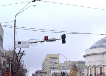 У Києві запроваджують експериментальний світлофорний сигнал "Грецький хрест": що відомо