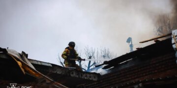 В Харькове спасатели ликвидировали масштабные пожары после российского обстрела, есть раненые