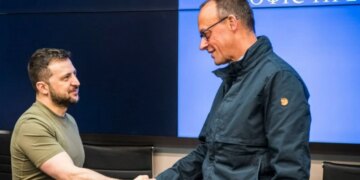 Должны защищать страну: Мерц просит Зеленского вернуть украинских мужчин в Украину