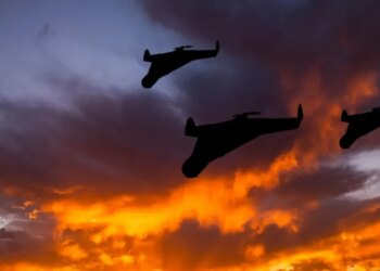 Київ зазнає масованої комбінованої атаки ворога: влучання у житлові будинки, пожежі та поранені