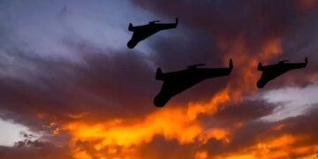 Київ зазнає масованої комбінованої атаки ворога: влучання у житлові будинки, пожежі та поранені