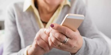 Пенсионный фонд предупреждает: мошенники «пытаются проверить возраст» пожилых людей