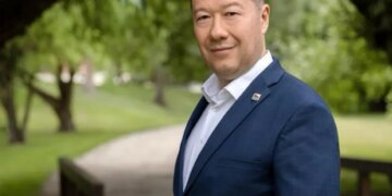 Дом спикера парламента Чехии, который срывал флаги Украины, атаковали… украинские флаги. ФОТО