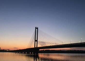 У Києві рух Південним мостом під час повітряної тривоги обмежуватимуть: як курсуватимуть автобуси