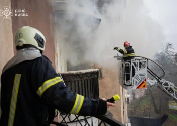 У центрі Києва спалахнула квартира: попередньо, через вибух зарядної станції