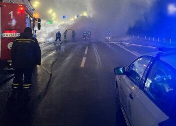 У Києві загорілось авто на бульварі Миколи Міхновського: рух транспорту до центру міста обмежили