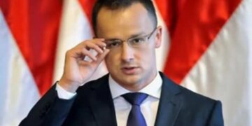 Самолету с главой МИД Венгрии Сийярто  не разрешили сесть в Боснии и Герцеговине