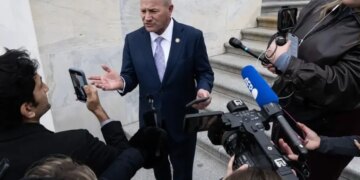 Конгресс один за другим покидают сторонники Трампа