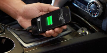 Чому заряджання ґаджетів від прикурювача може обернутися пожежею в авто