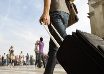 Выезд украинцев 18-22 вызвал кризис на рынке труда: кем “затыкают” дыры