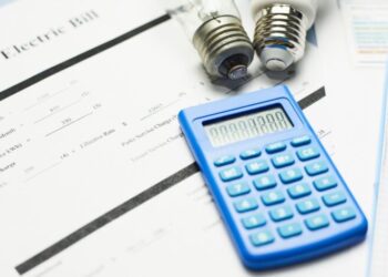 Деньги из платежек просто исчезают: кто ворует 50 миллиардов на коммуналке