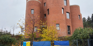 Дом спикера парламента Чехии, который срывал флаги Украины, атаковали… украинские флаги. ФОТО