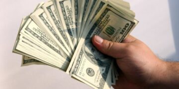 Курс валют на грани: сколько придется отдать за доллар и евро украинцам