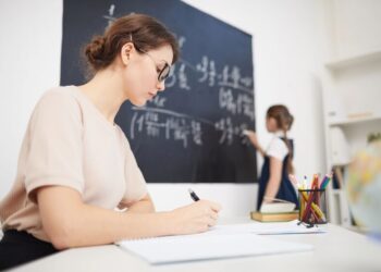 “Неподъёмная реформа”: повышение зарплат учителям под угрозой