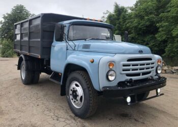 Украинские водители грузовиков вынуждены ездить на 40-летних ЗиЛах: почему не могут купить новые