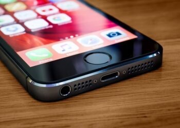 Динамік у телефоні хрипить – експерти розповіли, як це виправити за хвилину