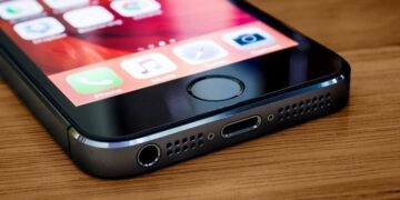 Динамік у телефоні хрипить – експерти розповіли, як це виправити за хвилину