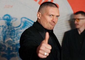 Усик внезапно потерял один из поясов и статус абсолютного чемпиона