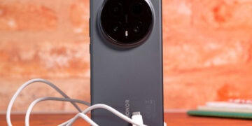 Без зарядки, але з “козирем”: в мережі показали розпакування Honor Magic8 Pro – що в комплекті