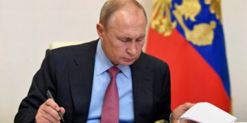Удар по бизнесу и кошелькам россиян: Путин утвердил резкое повышение налогов