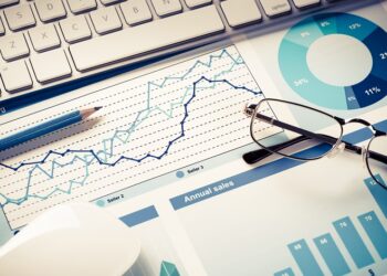 Минфин продолжает полностью рефинансировать долг в долларах.