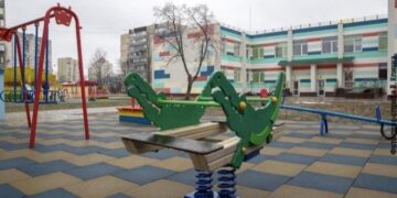 Холодні тарілки й темні укриття: що коїться у дитсадках Києва під час блекаутів