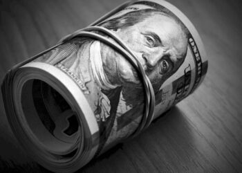 Украинцы продают доллары с особой отметкой дороже официального курса