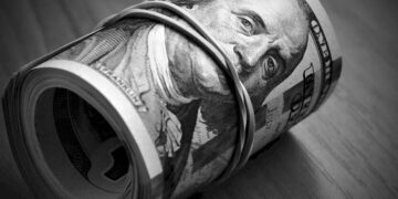 Украинцы продают доллары с особой отметкой дороже официального курса