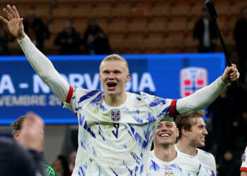 ХОЛАНД: «При счете 1:1 он начал трогать меня за зад»